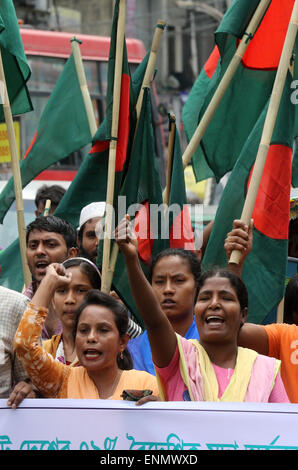 Dhaka, Bangladesh. 8th May, 2015. National Garments Worker's Federation demonstrate in front of the National Press Club on Friday demanding special allocations for them in the national budget. Stock Photo