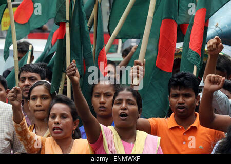 Dhaka, Bangladesh. 8th May, 2015. National Garments Worker's Federation demonstrate in front of the National Press Club on Friday demanding special allocations for them in the national budget. Stock Photo
