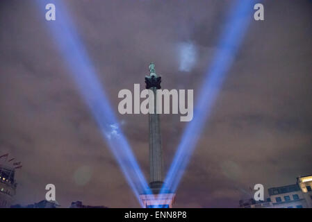 Trafalgar Square, London, UK. 8th May 2015. Beams of light form V signs in the sky above Trafalgar Square as the 70th Anniversary of VE Day is celebrated. Credit:  Matthew Chattle/Alamy Live News Stock Photo