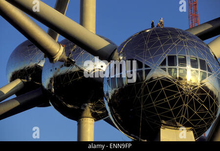 BEL, Belgium, Brussels, workes on top of the renovated Atomium.  BEL, Belgien, Bruessel, Arbeiter auf dem renovierten Atomium. Stock Photo
