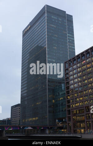 Office building of the US bank J.P. Morgan at London's Canary Wharf ...