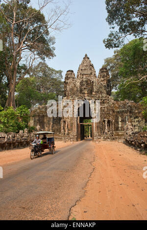 Tuk tuk at the East Gate of Angkor Thom at Angkor Wat in Siem Reap, Cambodia Stock Photo