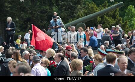 Berlin, Germany. 9th May, 2015. Numerous people commemorate the 70th anniversary of the end of WW2 at the Soviet Memorial on Strasse des 17. Juni in Berlin, Germany, 9 May 2015. Photo: Joerg Carstensen/dpa/Alamy Live News Stock Photo