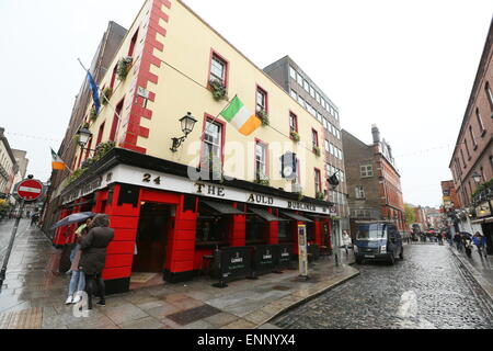 A view of the outside of the Auld Dubliner pub in Temple Bar, Dublin city centre during a period of heavy rainfall Stock Photo