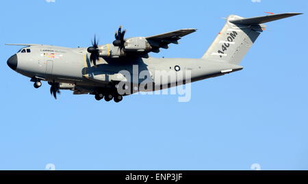 Sevilla, Spain. 11th Dec, 2009. Military Airbus A400M lands after its maiden flight in Sevilla, Spain, 11 December 2009. The four-engined plane took off in front of 2500 guests at 10:15 CET in beautiful sunshine. The maiden flight had originally been planned for early 2008. Photo: MAURIZIO GAMBARINI/dpa/Alamy Live News Stock Photo