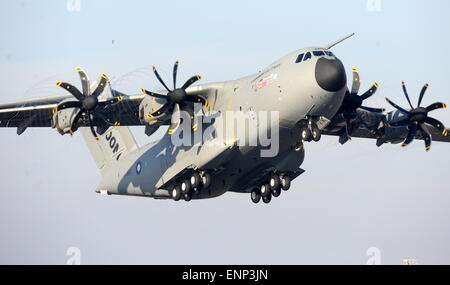 Sevilla, Spain. 11th Dec, 2009. The military Airbus A400M starts on its first flight in Sevilla, Spain, 11 December 2009. The four-engined plane took off in front of 2500 guests at quarter past ten a.m. in beautiful sunshine. The maiden flight had originally been planned for early 2008. Photo: Maurizio Gambarini/dpa/Alamy Live News Stock Photo