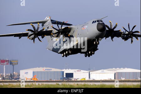 Sevilla, Spain. 11th Dec, 2009. The military Airbus A400M starts on its first flight in Sevilla, Spain, 11 December 2009. The four-engined plane took off in front of 2500 guests at quarter past ten a.m. in beautiful sunshine. The maiden flight had originally been planned for early 2008. Photo: MAURIZIO GAMBARINI/dpa/Alamy Live News Stock Photo