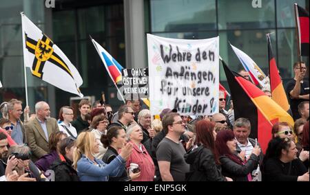 Berlin, Germany. 9th May, 2015. A demonstration by rightwing groups at Washingtonplatz in Berlin, Germany, 9 May 2015. PHOTO: JOERG CARSTENSEN/dpa/Alamy Live News Stock Photo