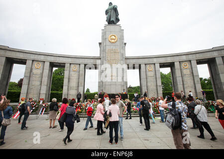 Berlin, Germany. 9th May, 2015. Visitors present flowers during a memorial ceremony marking the 70th anniversary of the end of World War II at the Soviet War Memorial in the Tiergarten district of Berlin, Germany, on May 9, 2015. Credit:  Zhang Fan/Xinhua/Alamy Live News Stock Photo