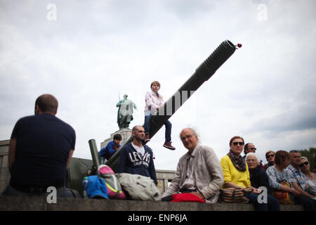 Berlin, Germany. 9th May, 2015. People attend a memorial ceremony marking the 70th anniversary of the end of World War II at the Soviet War Memorial in the Tiergarten district of Berlin, Germany, on May 9, 2015. Credit:  Zhang Fan/Xinhua/Alamy Live News Stock Photo