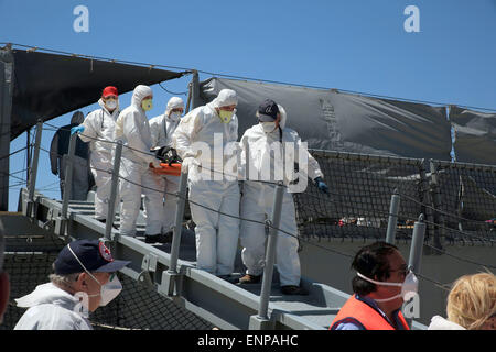 HANDOUT - German soldiers carry an injured person from the German frigate 'Hessen' at the port of Reggio Calabria, Italy, 09 May 2015. In their first deployment in the Mediterranean sea, Bundeswehr Marines with two ships rescued around 430 shipwrecked refugees. According to Joint Operations Command, the frigate 'Hessen' took around 250 people on board in international waters, including 30 women and 5 children. The refugees had been travelling in a wooden boat, which risked sinking 50 kilometers off the Libyan coast. PHOTO: Bundeswehr/Sascha Jonack/PAO Mittelmeer/dpa (: FOR E Stock Photo