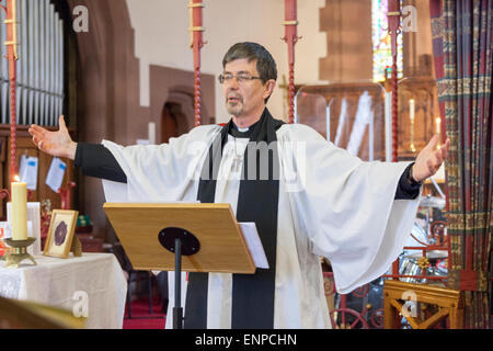 Holy Trinity Church, Chesterton, UK. 8 May 2015. The Reverend Simon Boxall welcomes people to the Memorial Service for the life of Singer/Songwriter Jackie Trent. Credit:  John Henshall / Alamy Live News PER0546 Stock Photo