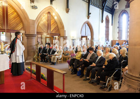 Holy Trinity Church, Chesterton, UK. 8 May 2015. The Reverend Simon Boxall addresses the congregation at the Memorial Service for the life of Singer/Songwriter Jackie Trent. Credit:  John Henshall / Alamy Live News PER0547 Stock Photo