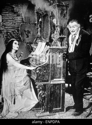 The Munsters, Fernsehserie, USA 1964 - 1966, Darsteller: Yvonne de Carlo, Al Lewis Stock Photo