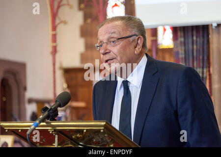 Holy Trinity Church, Chesterton, UK. 8 May 2015. Pete Conway, father of singer Robbie Williams, delivers eulogy at the Memorial Service for the life of Singer/Songwriter Jackie Trent. Credit:  John Henshall / Alamy Live News PER0556 Stock Photo