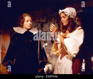 Countess Dracula, aka: Comtesse des Grauens, Großbritannien 1971, Regie: Peter Sasdy, Darsteller: Ingrid Pitt (links), Susan Bro Stock Photo