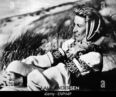 Die deutsche Sängerin Lale Andersen am Strand, Deutschland Ende 1950er Jahre. German singer Lale Andersen at the beach, Germany  Stock Photo