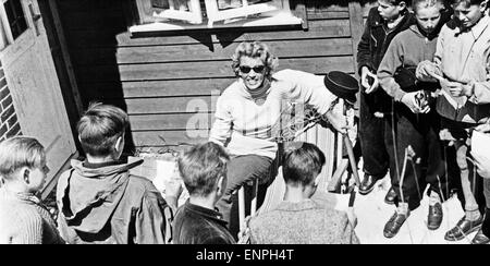 Kinder besuchen die deutsche Sängerin Lale Andersen auf der Insel Langeoog, Deutschland Mitte 1950er. German singer Lale Anderse Stock Photo