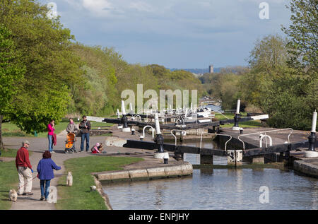 Visitors at Hatton Locks on the Grand Union Canal near Warwick, Warwickshire, England, UK Stock Photo