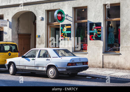 Plane-Tick Trendy fashion shop for men and women exterior and old dented Mercedes Benz car, Mitte Berlin Stock Photo