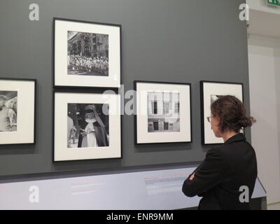 A visitor looks at the exhibition of photographs by Roman Vishniac in Warsaw, Poland. The exhibition on the Roman Vishniac's life's work can be seen at the Museum of the History of Polish Jews in Warsaw starting 08 May 2015. Photo: EVA KRAFCZYK/dpa