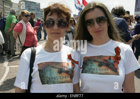 Napoli, Italy. 10th May, 2015. People join in the commemoration of the WWII 70th anniversary in Naples, where there are concert of songs for Soviet World War II and an exhibition of handicrafts in cooperation with the Honorary Consulate of the Russian Federation in Naples, the Association 'Aiuto agli ex-cittadini dell'Unione Sovietica in Italia'celebrates in Victory Square. Credit:  Salvatore Esposito/Pacific Press/Alamy Live News Stock Photo