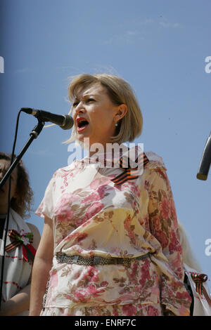 Napoli, Italy. 10th May, 2015. People join in the commemoration of the WWII 70th anniversary in Naples, where there are concert of songs for Soviet World War II and an exhibition of handicrafts in cooperation with the Honorary Consulate of the Russian Federation in Naples, the Association 'Aiuto agli ex-cittadini dell'Unione Sovietica in Italia'celebrates in Victory Square. Credit:  Salvatore Esposito/Pacific Press/Alamy Live News Stock Photo