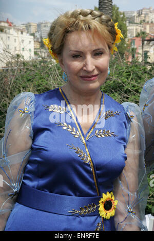 Napoli, Italy. 10th May, 2015. People join in the commemoration of the WWII 70th anniversary in Naples, where there are concert of songs for Soviet World War II and an exhibition of handicrafts in cooperation with the Honorary Consulate of the Russian Federation in Naples, the Association 'Aiuto agli ex-cittadini dell'Unione Sovietica in Italia'celebrates in Victory Square. Credit:  Salvatore Esposito/Pacific Press/Alamy Live News Stock Photo