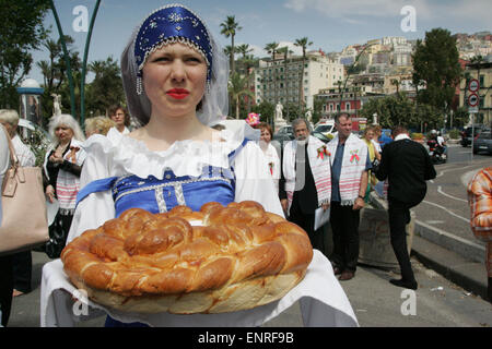 Napoli, Italy. 10th May, 2015. People join in the commemoration of the WWII 70th anniversary in Naples, where there are concert of songs for Soviet World War II and an exhibition of handicrafts in cooperation with the Honorary Consulate of the Russian Federation in Naples, the Association 'Aiuto agli ex-cittadini dell'Unione Sovietica in Italia'celebrates in Victory Square. Credit:  Salvatore Esposito/Pacific Press/Alamy Live News Stock Photo