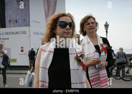 Napoli, Italy. 10th May, 2015. People join in the commemoration of the WWII 70th anniversary in Naples, where there are concert of songs for Soviet World War II and an exhibition of handicrafts in cooperation with the Honorary Consulate of the Russian Federation in Naples, the Association 'Aiuto agli ex-cittadini dell'Unione Sovietica in Italia'celebrates in Victory Square. Credit:  Salvatore Esposito/Pacific Press/Alamy Live News Stock Photo