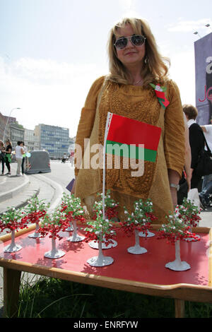 Napoli, Italy. 10th May, 2015. People join in the commemoration of the WWII 70th anniversary in Naples, where there are concert of songs for Soviet World War II and an exhibition of handicrafts in cooperation with the Honorary Consulate of the Russian Federation in Naples, the Association 'Aiuto agli ex-cittadini dell'Unione Sovietica in Italia'celebrates in Victory Square. Credit:  Salvatore Esposito/Pacific Press/Alamy Live News Stock Photo