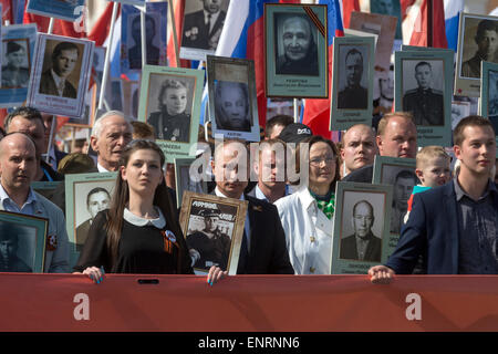 Moscow, Russia. 09th May, 2015. Russian President Vladimir Putin (in center) with the portrait of his father, the WII veteran Vladimir Spiridonovich takes part in 'Immortal Regiment - Moscow' on the Red Square in Moscow of the Victory Day , Russia Credit:  Nikolay Vinokurov/Alamy Live News Stock Photo