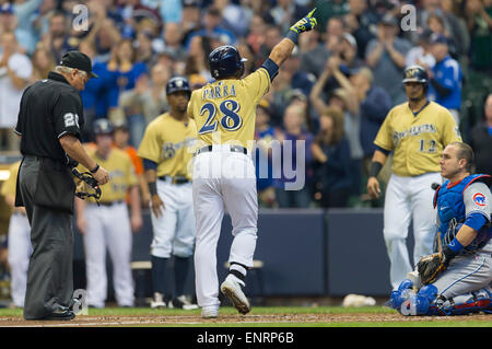 Milwaukee, WI, USA. 9th May, 2015. Milwaukee Brewers right fielder Gerardo Parra #28 homers in the Major League Baseball game between the Milwaukee Brewers and the Chicago Cubs at Miller Park in Milwaukee, WI. John Fisher/CSM/Alamy Live News Stock Photo