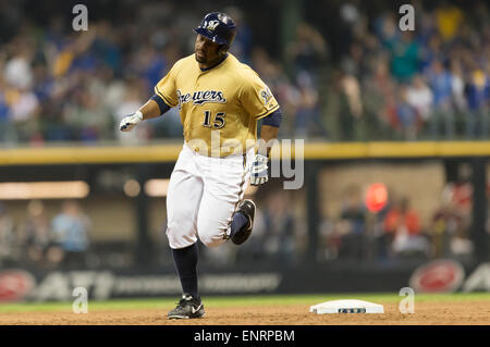 Milwaukee, WI, USA. 9th May, 2015. Milwaukee Brewers first baseman