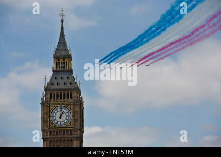 London, UK. 10th May, 2015. Red Arrows fly-past marks VE Day anniversary, Palace of Westminster, London, England, UK 10.05.2015 Huge crowds gathered in Westminster to commemorate 70 years since the Second World War ended in Europe. The Red Arrows performed a fly-past as huge crowds gathered in central London and looked to the skies to watch the Red Arrows and Second World War aircraft perform a fly-past as the weekend's commemorations drew to a close. Credit:  Jeff Gilbert/Alamy Live News Stock Photo