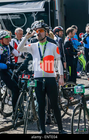 2015 Tour de Yorkshire, Roundhay park, Leeds, West Yorkshire, man drinking water after race Stock Photo