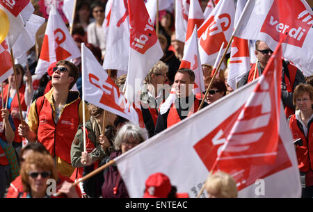 Potsdam, Germany. 11th May, 2015. Around 1000 nursery school teachers and members of the service sector union Verdi take to the streets during a protest march in Potsdam, Germany, 11 May 2015. Strikes of public service professionals in the field of nursery school education and social work have begun with indefinite strike actions in the state of Brandenburg. Protesters and unions have launched countrywide strike actions demanding job upgrades and salary increase for nursery school teachers and social workers in public services. Photo: RALF HIRSCHBERGER/dpa/Alamy Live News Stock Photo