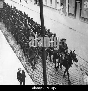 British troops seen here marching up to the front in Northern France Circa 1915 Stock Photo