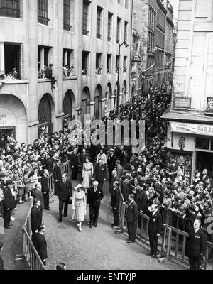 Princess Elizabeth and the Duke of Edinburgh on The rue du Faubourg Saint-HonorŽ, Paris, France. May 1948. Stock Photo