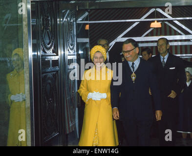 Queen Elizabeth II at County Hall, afdter taking part in River Thames Pageant, as part of HRH Silver Jubilee celebrations, Thursday 9th June 1977. Stock Photo