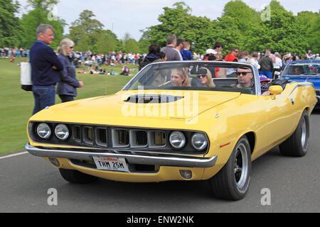 Plymouth Barracuda (1971). Chestnut Sunday, 10th May 2015. Bushy Park, Hampton Court, London Borough of Richmond, England, Great Britain, United Kingdom, UK, Europe. Vintage and classic vehicle parade and displays with fairground attractions and military reenactments. Credit:  Ian Bottle / Alamy Live News Stock Photo