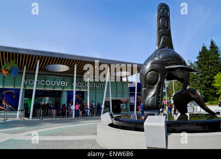 Outside courtyard of the Vancouver Aquarium with sculpture of killer whale (Orca) by first nations (Haida) artist Bill Reid. Stock Photo