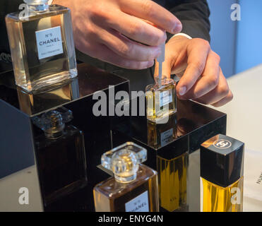 Chanel no 5 1921 hi-res stock photography and images - Alamy