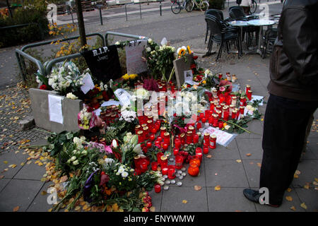 Impressionen - Trauer fuer den ermordeten Jonny K., der am Wochenende von einer Gruppe von Maennern - offenbar grundlos - totgeschlagen worden war, Rathauspassagen, Alexanderplatz, 17. Oktober 2012, Berlin. Stock Photo