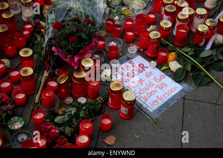Impressionen - Trauer fuer den ermordeten Jonny K., der am Wochenende von einer Gruppe von Maennern - offenbar grundlos - totgeschlagen worden war, Rathauspassagen, Alexanderplatz, 17. Oktober 2012, Berlin. Stock Photo