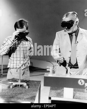 Schach dem Elektronengehirn, Informative Unterhaltungssendung, Deutschland  1979, Moderator Volker Arzt mit dem britischen Schachgroßmeister Daniel  Levy im Studio Stock Photo - Alamy