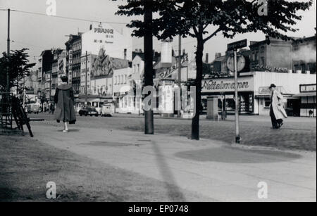 Reeperbahn in Hamburg bei Tag, 1950er Jahre. The Hamburg Reeperbahn by daylight, 1950s. Stock Photo