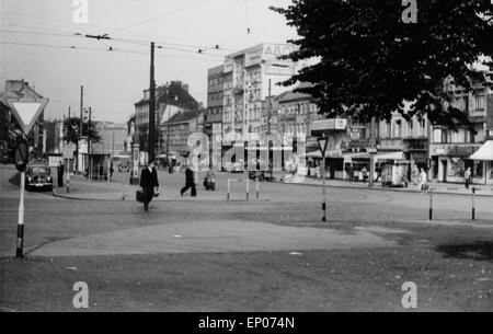 Reeperbahn in Hamburg bei Tag, 1950er Jahre. The Hamburg Reeperbahn by daylight, 1950s. Stock Photo