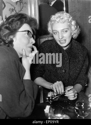 Die Sekretärin (links) und die erste Ehefrau von Bill Haley, Dorothy Crowe, 1955. Bill Haley's assistant (left) and his wife Barbara Joan Cupchak, 1955. Stock Photo