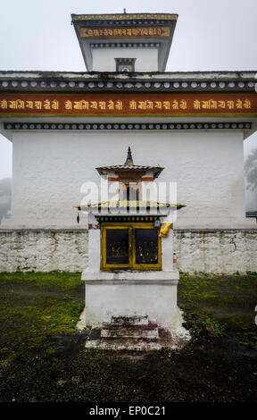 Chortens of the memorial of the 108 Druk Wangyal Khangzang Chortens on the Dochula pass betweeen Thimphu and Punakha, Bhutan Stock Photo